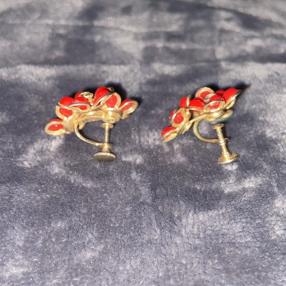 Vintage red flower 🌺 earrings with rhinestones screw back - Picture 4 of 8